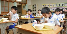 「梅の日」に児童が梅干し入りのおにぎりを握って食べた（昨年６月６日、和歌山県みなべ町で）