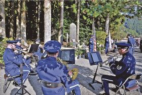 米軍音楽隊が追悼演奏　龍神のＢ２９搭乗兵慰霊碑前