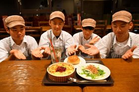試作した神島屋メンバーと高校生レストランで提供するランチセット