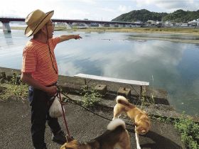 マグロを撮影した場所を指さす上野一夫さん（１４日、和歌山県串本町中湊で）