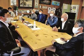 真砂充敏市長（右手前）にコロナ禍の現状を伝える田辺飲食業組合の幹部ら＝１２日、和歌山県田辺市長室で