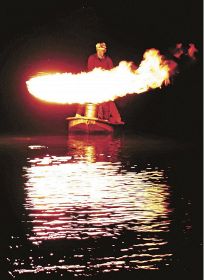 炎でアユ追い込む　古座川で「火振り漁」
