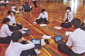 神島高生徒が〝先生〟に／日置中　取材のこつ学ぶ