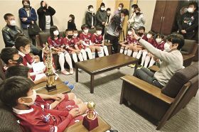 少年サッカー／串本ＪＦＣが町長訪問／県大会優勝と全国出場報告