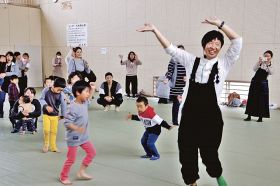 浦中こういちさん（手前）のあそび歌に合わせてダンスをする参加者＝和歌山県串本町串本で