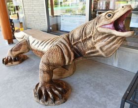 ドラゴンミュージアムに設置されたコモドドラゴンのベンチ（和歌山県田辺市龍神村柳瀬で）