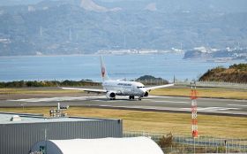「熊野白浜リゾート空港」に愛称が決まった南紀白浜空港（和歌山県白浜町で）