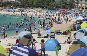 前年夏季に比べて客数が５割増えた白良浜海水浴場（今年７月、和歌山県白浜町で）