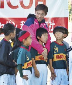 子どもたちとの記念撮影に応じる北野颯太選手（和歌山県上富田町朝来の上富田スポーツセンターで）