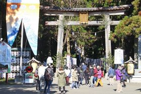 多くの初詣客を迎えた熊野本宮大社（１日、和歌山県田辺市本宮町で）