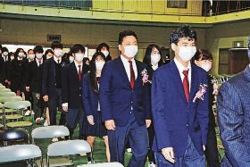 在校生や保護者がいない卒業式で、入場する卒業生（２８日、上富田町朝来の熊野高校で）