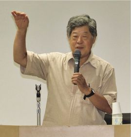 講演する太平洋核被災支援センターの山下正寿事務局長（和歌山県串本町串本で）