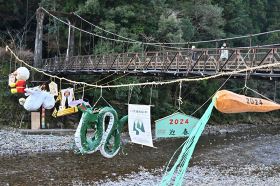 【動画】大きな張り子ゆらゆら　川湯温泉で供え物、和歌山・田辺市本宮町