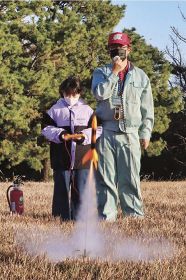 ロケット作り打ち上げ／串本／小中学生３３人が体験