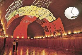 川久ミュージアムで公開している宴会場。イタリアの画家ジョルジオ・チェリベルティによる「愛と自由と平和」をテーマにした天井画が会場を彩る