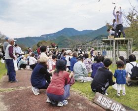 キャンプ場のオープン記念で地元の人らが集まった餅投げ（和歌山県上富田町市ノ瀬で）