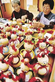 「ひょうたんせんぱい」の人形を作る老人クラブのメンバー（１０月３１日、上富田町岡で）