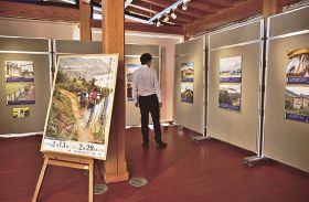 世界遺産熊野本宮館で開かれている写真展（和歌山県田辺市本宮町で）