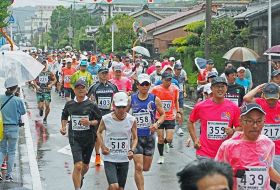雨の中、一斉にスタートするハーフマラソンの参加者（１３日、和歌山県白浜町日置で）