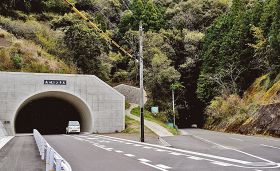 使用が開始された高城トンネル（左）と旧トンネル＝和歌山県みなべ町土井で