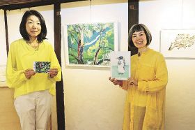 グループ展に出展している杵村直子さん（左）と郷さとこさん＝和歌山県あ田辺市中屋敷町で