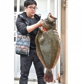 くさか鮮魚が競り落とした重さ１０キロのヒラメ（２２日、和歌山県田辺市中屋敷町で）