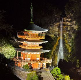 滝と塔、幻想的に　那智山で点灯試験
