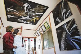 高原熊野神社社務所の天井画と、奉納した田村茂さん（左）＝１１日、和歌山県田辺市中辺路町で