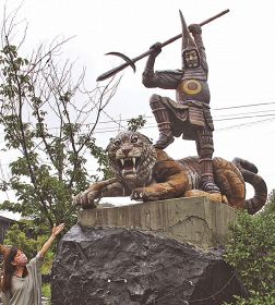 城所ケイジさんがチェーンソーで彫った加藤清正とトラ（和歌山県御坊市熊野で）