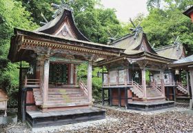 ３５年ぶりに檜皮葺屋根がふき替えられる須賀神社の社殿（和歌山県みなべ町西本庄で）