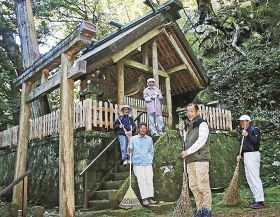 岡川八幡神社を守る坂本成司さん（右から２人目）ら＝和歌山県上富田町岡で