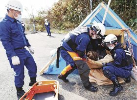 倒壊家屋から要救護者を助け出す訓練（４日、和歌山県串本町サンゴ台で）