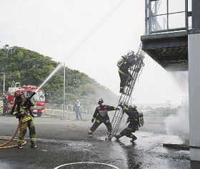 消防や自衛隊が連携しながら実施した建物消火訓練