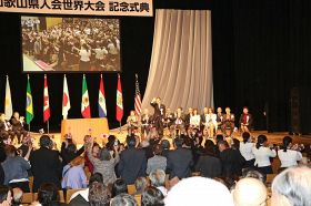 和歌山県人会世界大会で、紹介を受けてアピールする会員（２４日、和歌山市で）