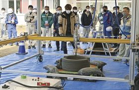 建設用３Ｄプリンターで「集水桝」が製作される様子を見学する参加者（和歌山県串本町二色で）