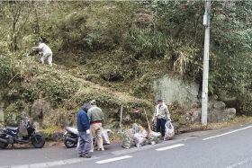 奇絶峡とその周辺で清掃活動をする参加者（和歌山県田辺市上秋津で）