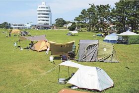 テントが並ぶ潮岬望楼の芝キャンプ場（１３日、和歌山県串本町潮岬で）