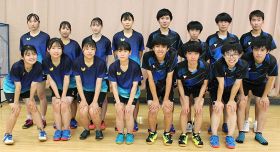 和歌山県総体で３位に入った田辺高校卓球部の男女団体メンバー