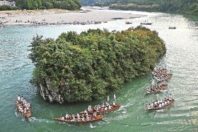 熊野速玉大社の例大祭で、熊野川を舞台に繰り広げられた御船祭の早船競漕（１６日、三重県側から撮影）