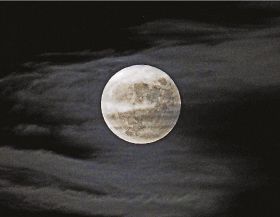 雲の合間から顔を出した中秋の名月（２１日午後７時１５分ごろ、和歌山県田辺市秋津町で）
