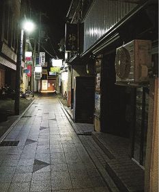 休業中の店も多く、明かりが消えた味光路（５日午後９時半ごろ、和歌山県田辺市湊で）