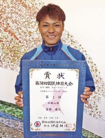 茨城国体カヌースプリントのカヤックシングル５００メートルで優勝した冨塚晴之君（和歌山県カヌー協会提供）