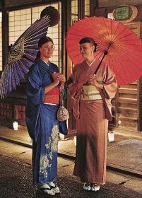 和歌山県田辺市龍神村の住民から譲り受けた着物を着て、龍神温泉街を訪れたマリー・ダーレンさん（左）とヤックさん