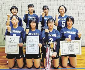 和歌山県中学校バレーボール選手権大会で優勝した南部女子