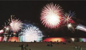 夜空を彩る花火（１８日、和歌山県白浜町の白良浜で）