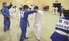 世界で戦った技学ぶ／串本で柔道交流会