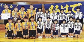 近畿小学生バレーボール選手権大会でいずれも準優勝した和歌山県の南部バレーボールスポーツ少年団の男子と女子