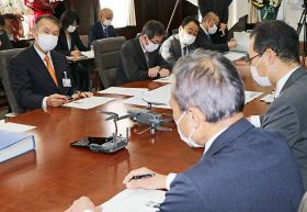 県職員から新年度事業の説明を受ける岸本周平知事（左）＝１２日、和歌山県庁で