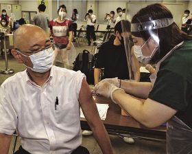 新型コロナウイルスワクチンの職域接種を受ける和歌山県職員（８日、和歌山県庁で）