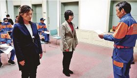 女性消防団員として辞令を受ける栗山和歌子さん（左）と下野栄さん＝１日、和歌山県みなべ町芝で